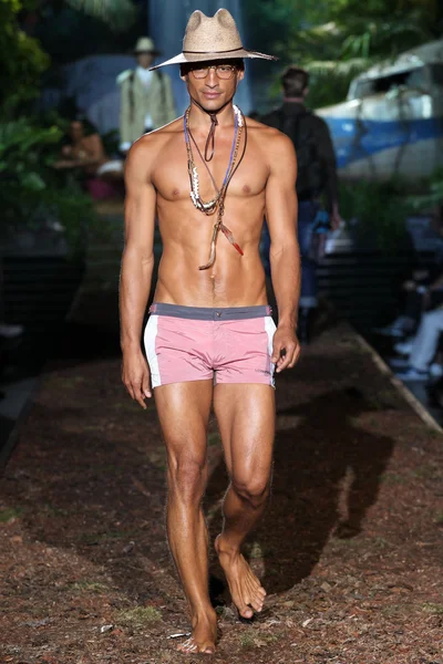 Look 16